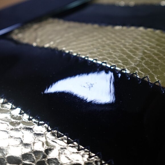 Vintage Marciano patent finish kiss lock clutch - Picture 9 of 14